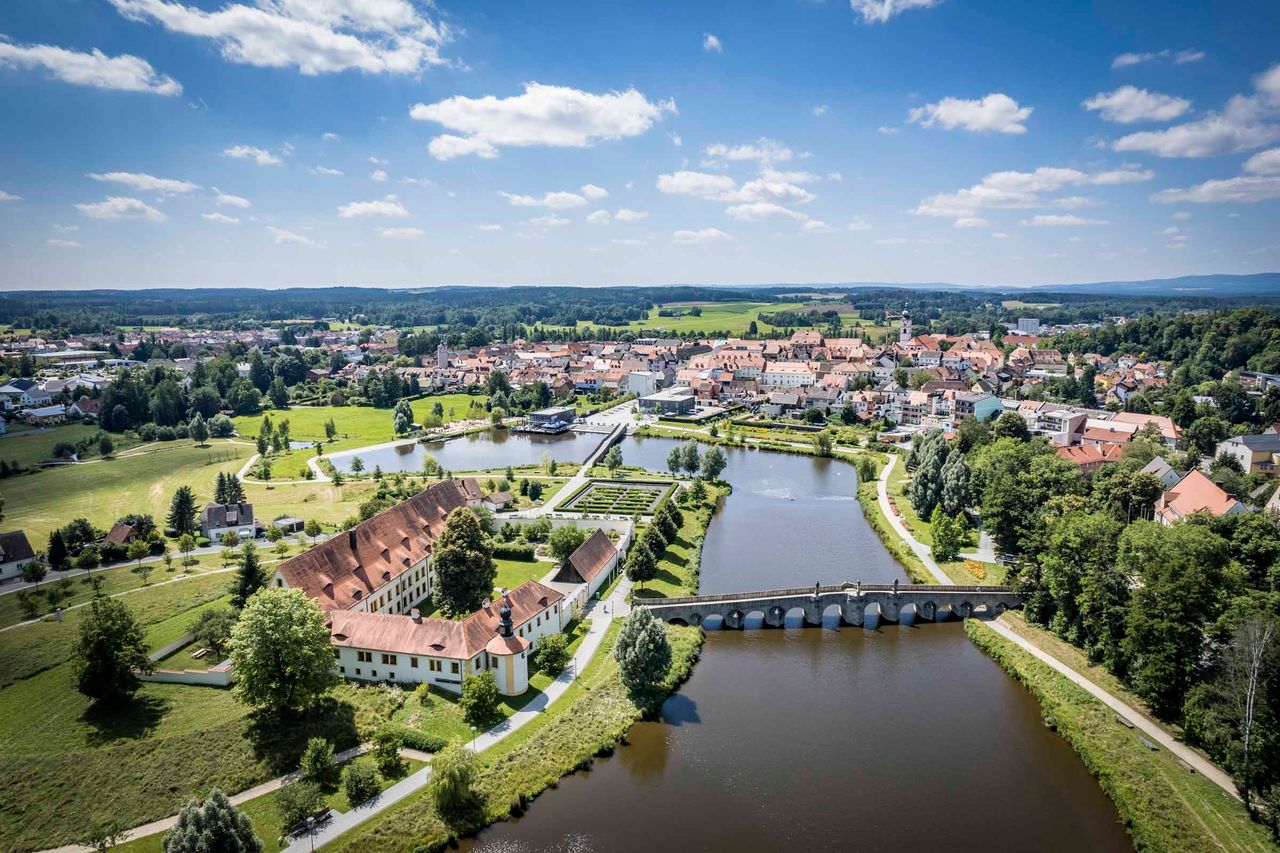 Luftaufnahme des Fischhofparks Tirschenreuth mit Blick auf die Altstadt 