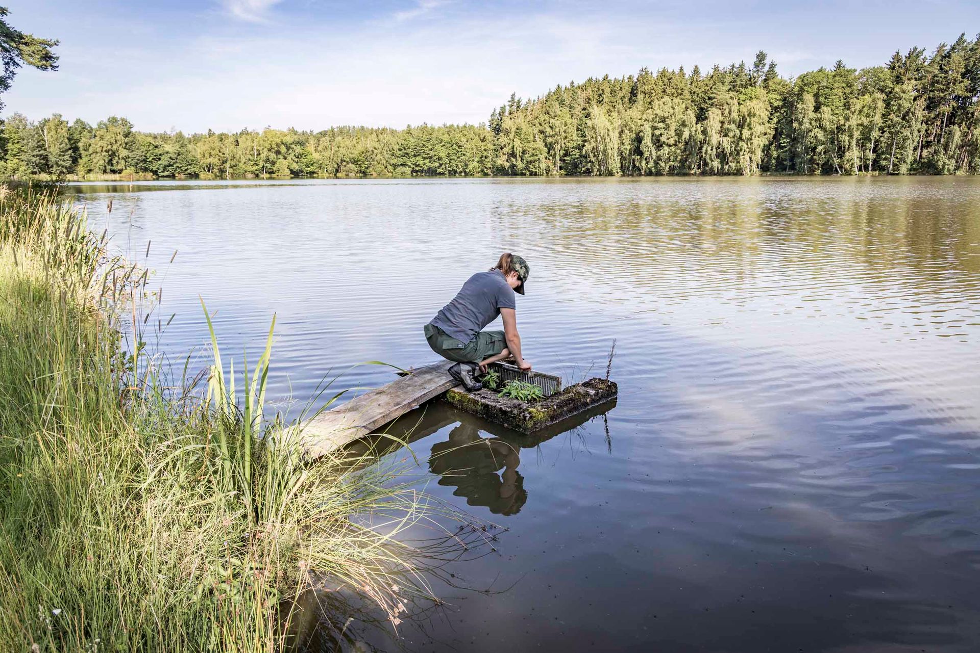 Lena Bächer prüft den Wasserablauf der Familienteiche