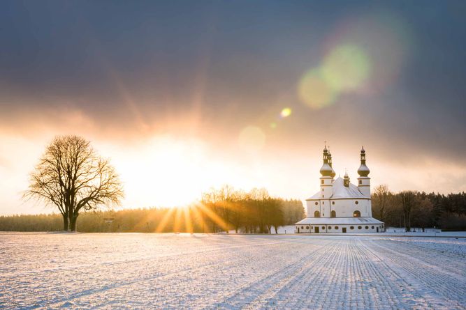 Schneebedeckte Dreifaltigkeitskirche Kappl in Münchenreuth