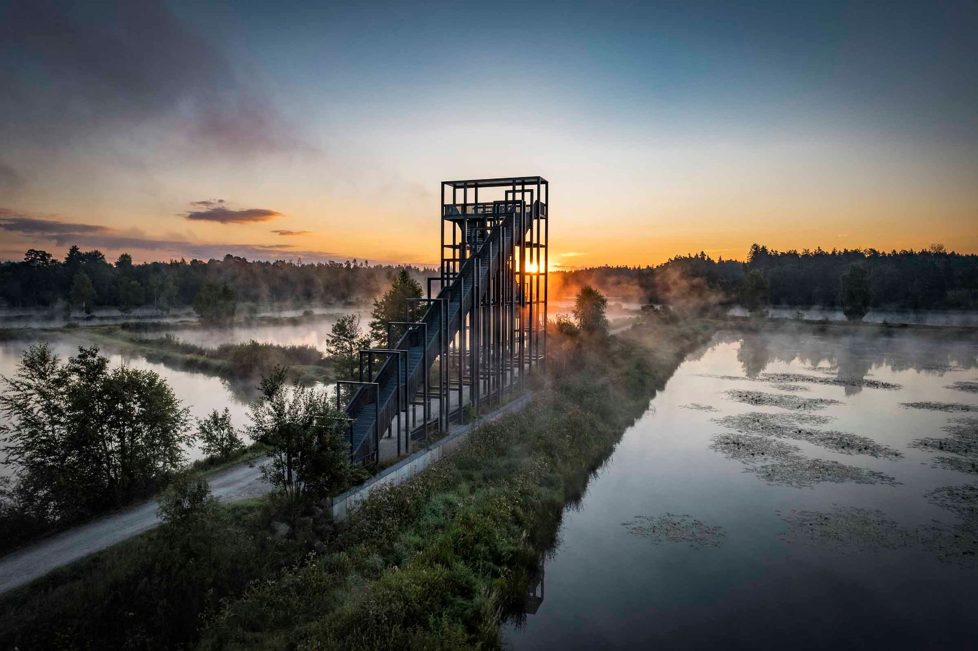 Stimmungsvoller Sonnenaufgang hinter der Himmelsleiter