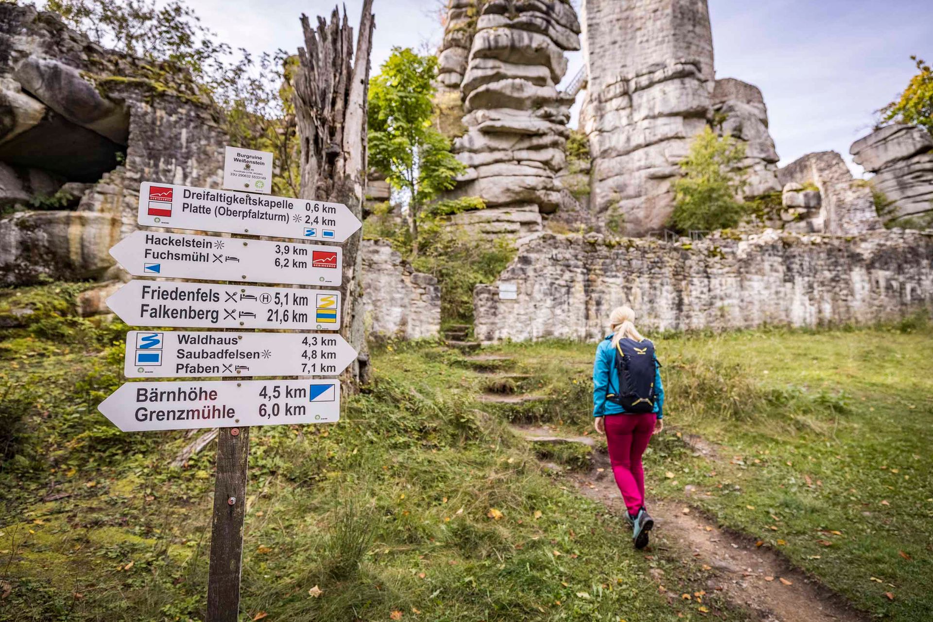 Wanderwegweiser vor der Burgruine Weißenstein