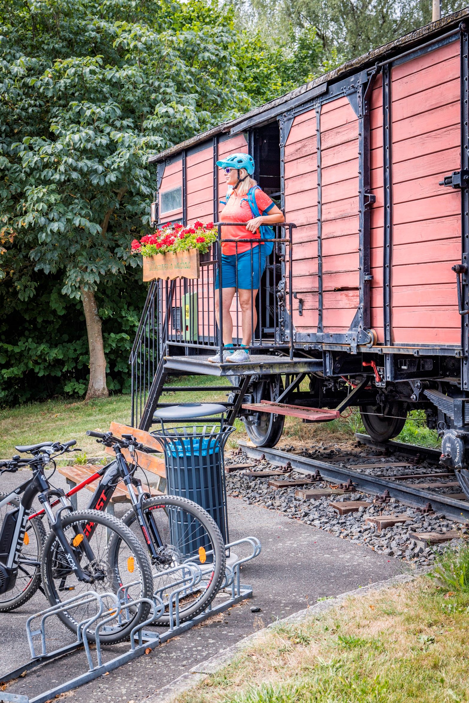 Radfahrer am Waggon in Waidhaus