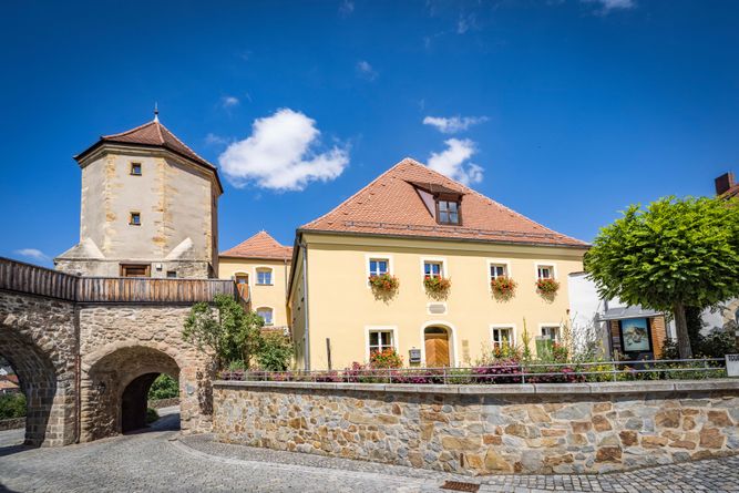 Das Tourismuszentrum Oberpfälzer Wald neben dem Obertor in Nabburg