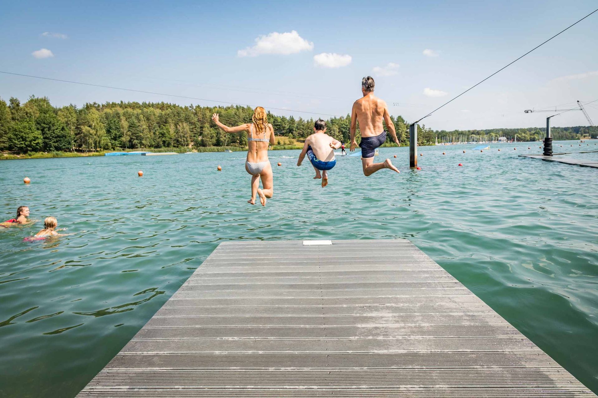 Sprung ins Wasser im Steinberger See