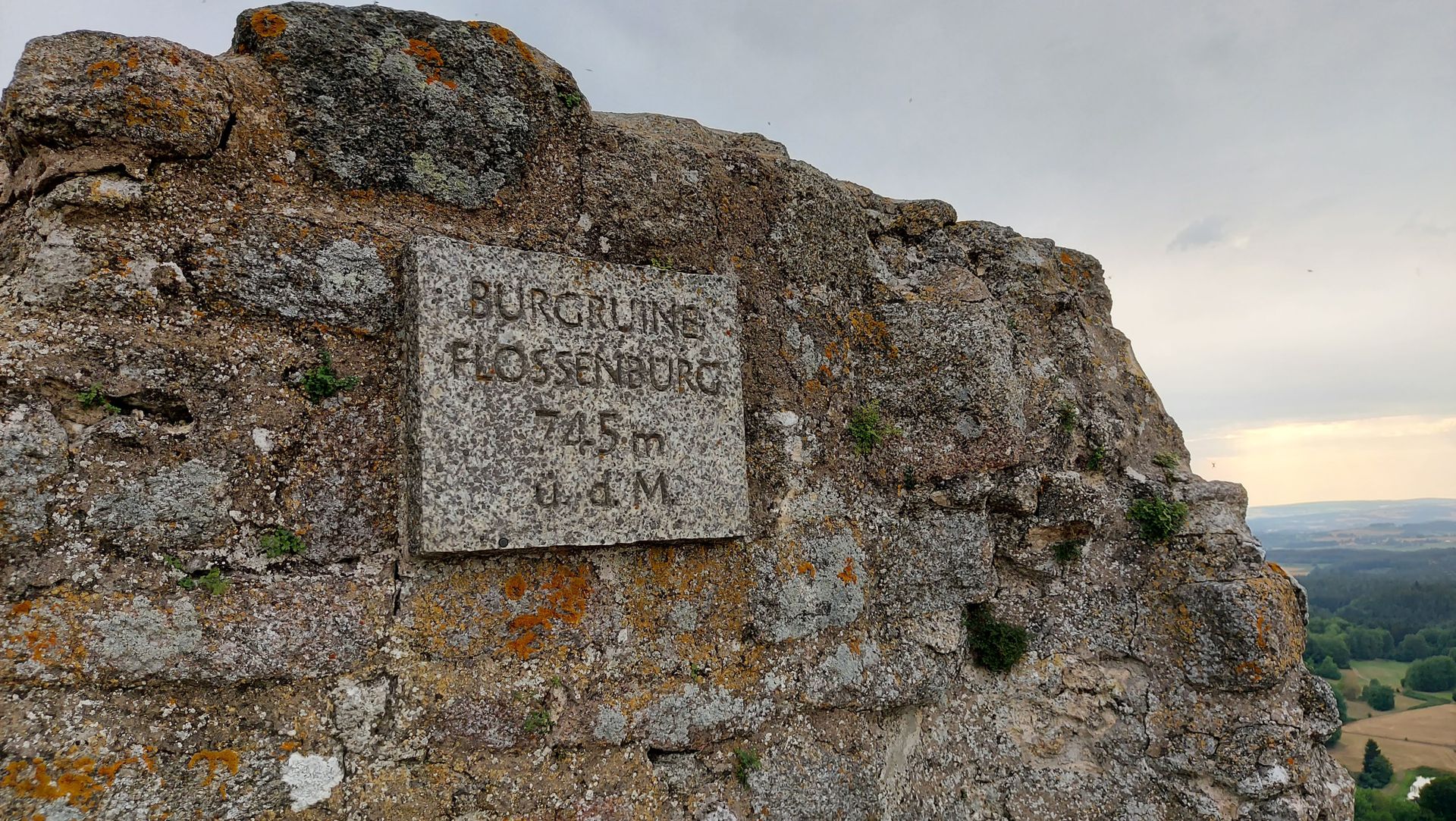 Steinerne Tafel an der Burgruine Flossenburg