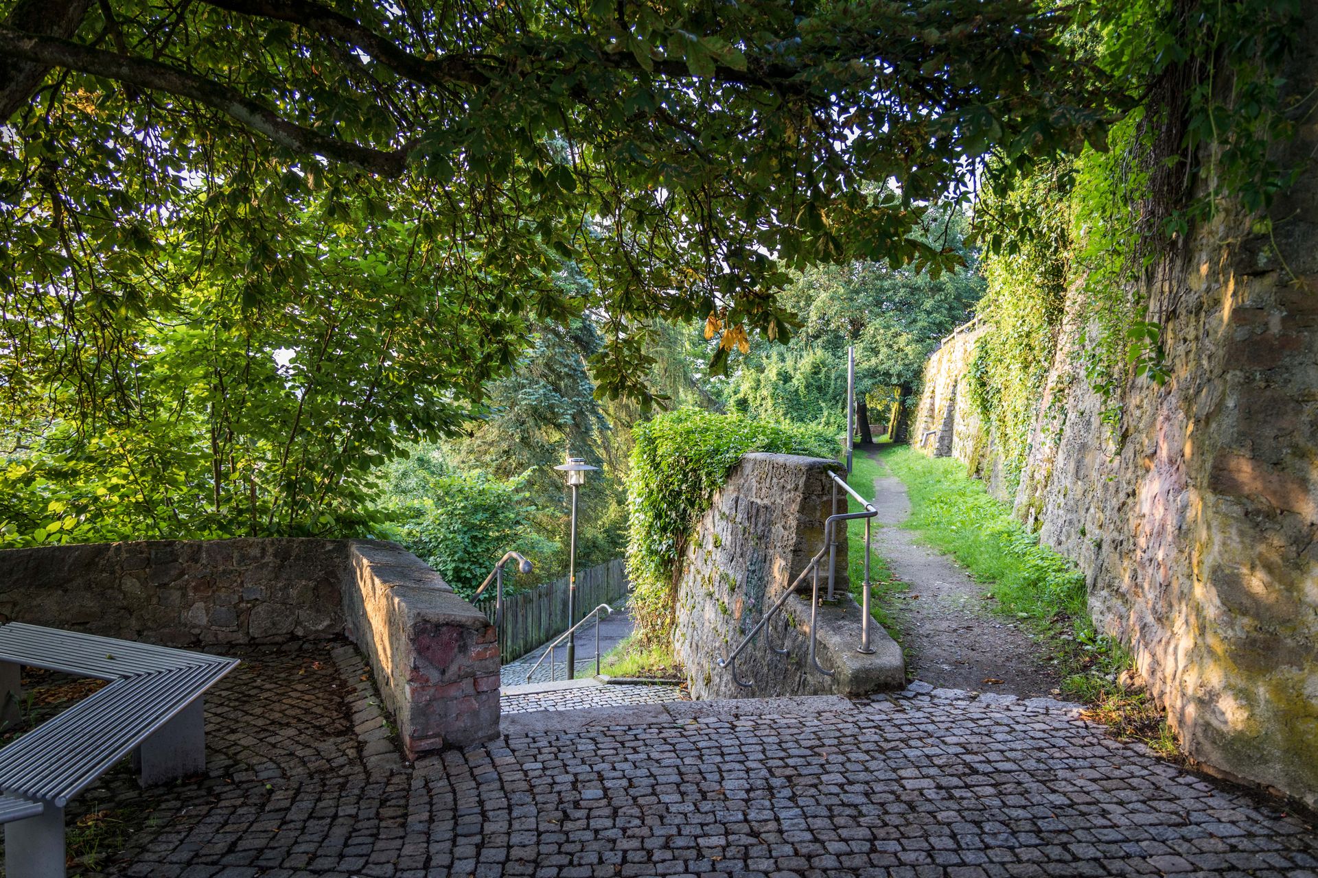 Der Zwingerrundweg entlang der historischen Stadtmauer von Nabburg