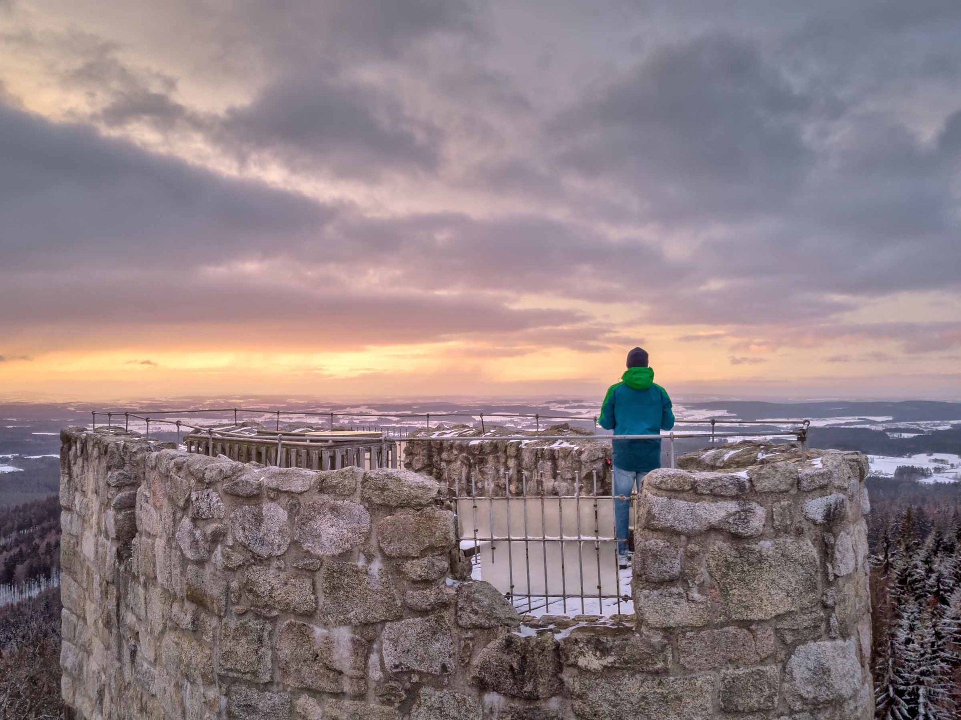 Blick auf die Winterlandschaft von der Burgruine Weißenstein