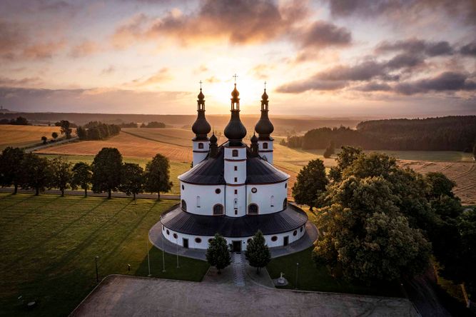 Luftaufnahme der Dreifaltigkeitskirche Kappl bei Waldsassen bei Sonnenaufgang