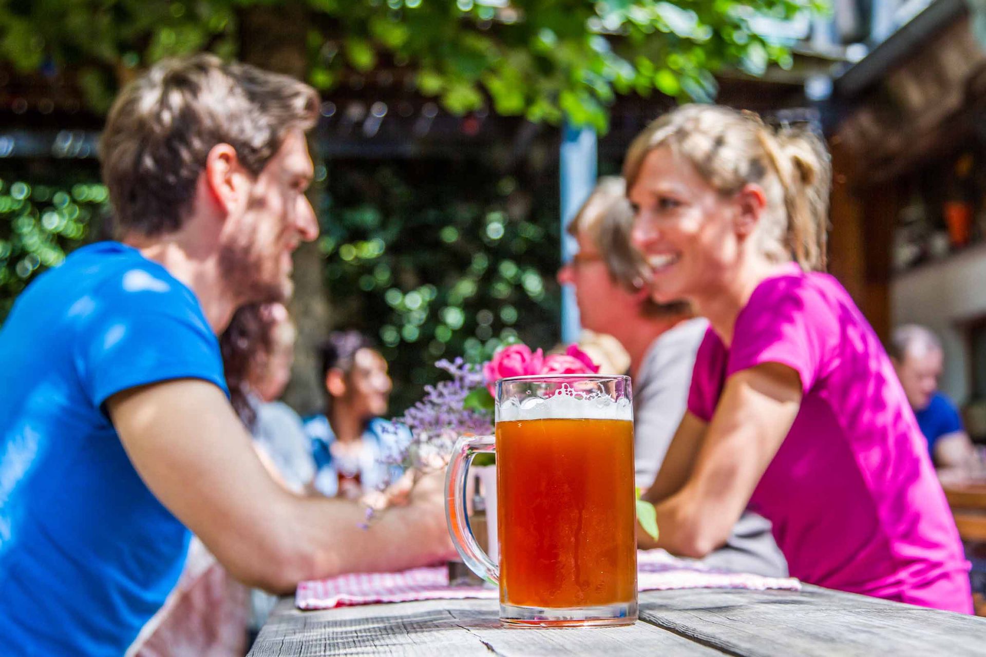 Bierkrug mit Zoigl im Biergarten