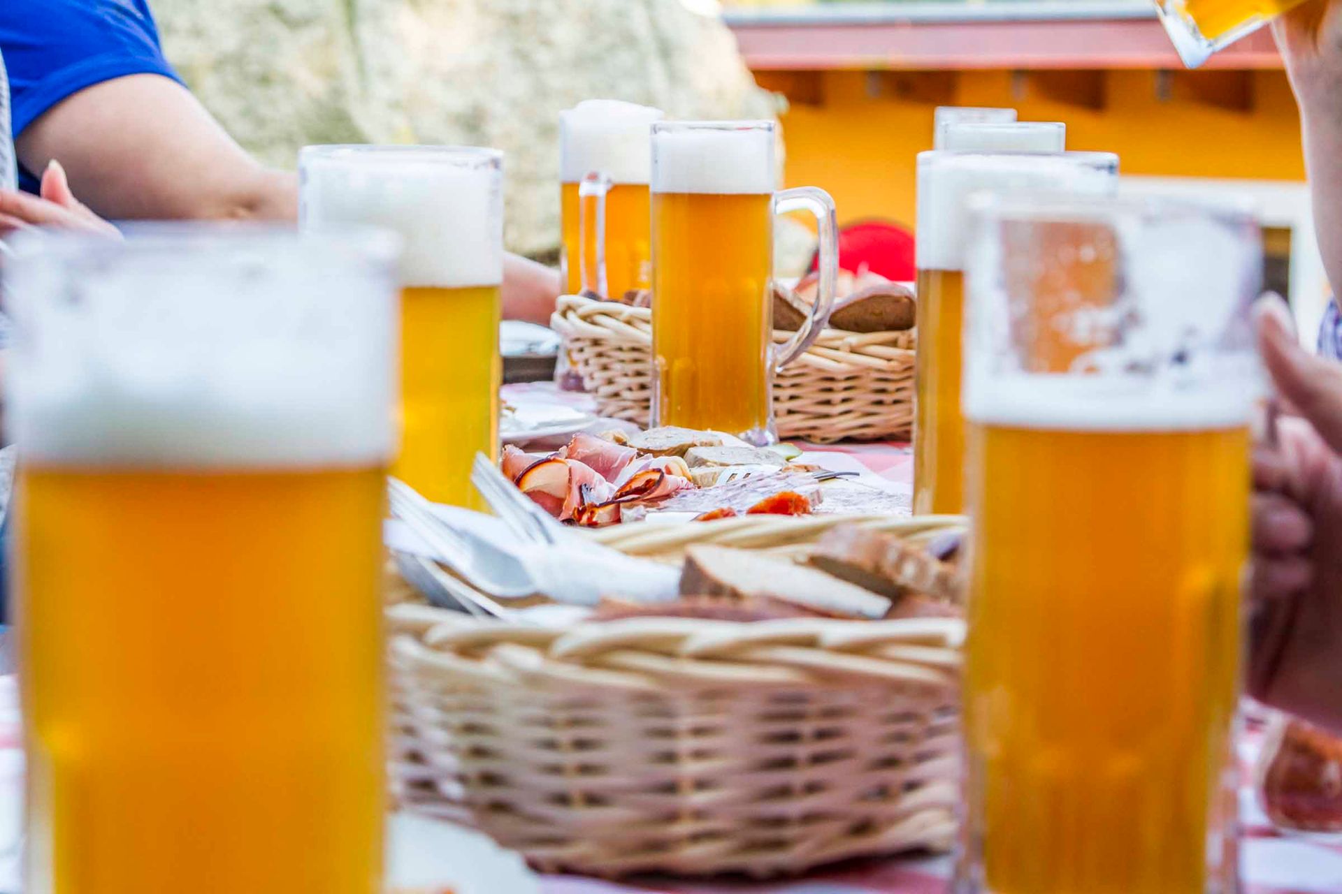 Zoiglbier und Brotzeit auf dem Tisch