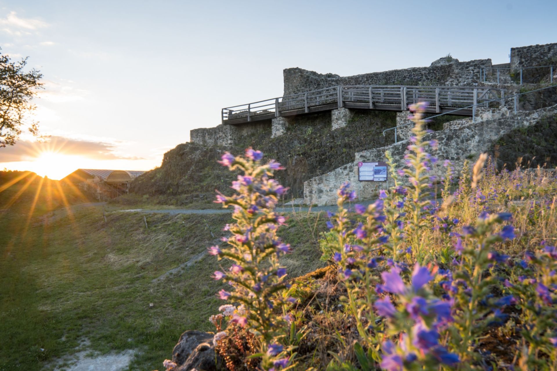 Sonnenuntergang auf der Burgruine Waldeck