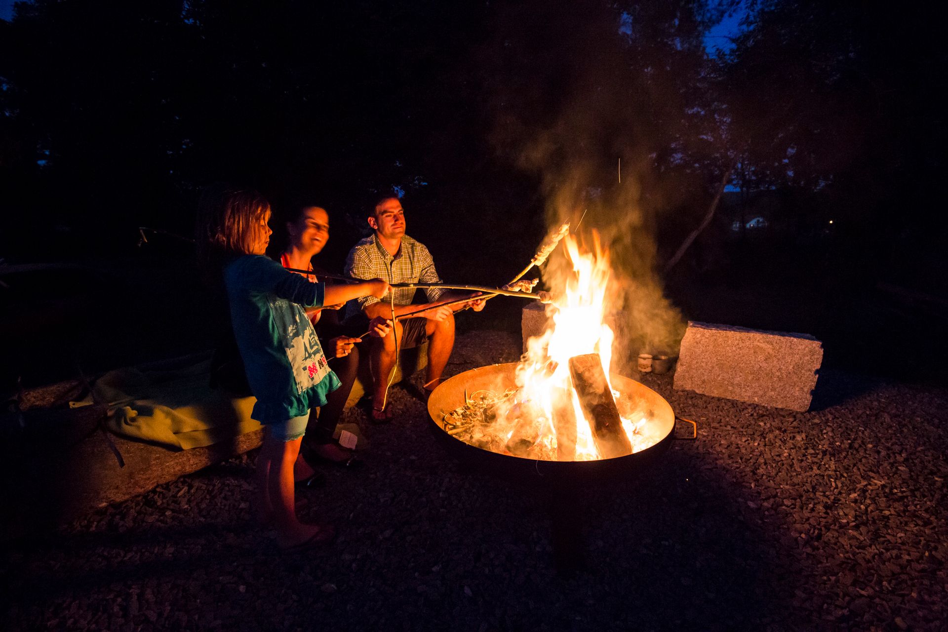 Lagerfeuer mit der ganzen Familie