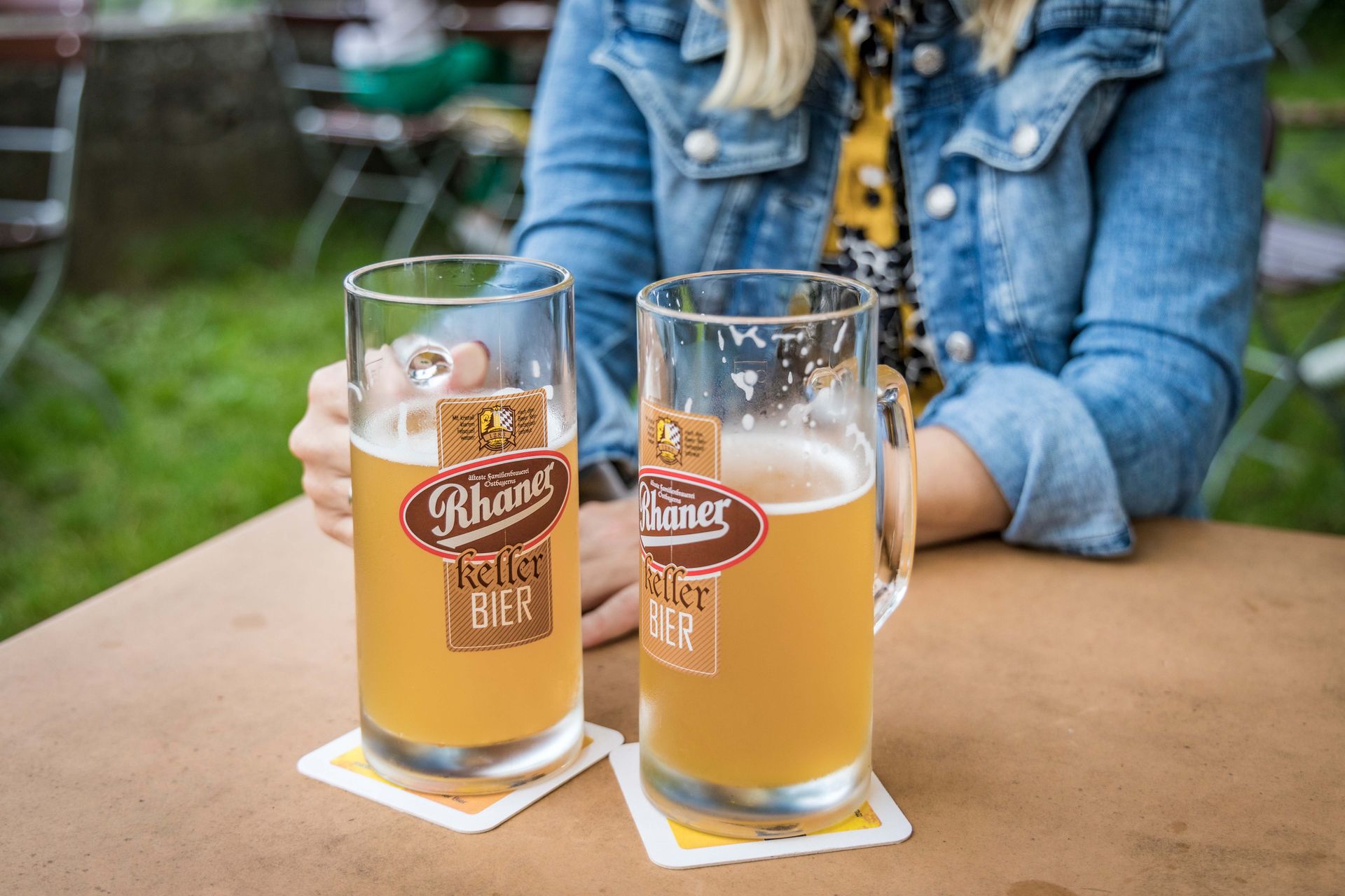 Ein frisches Bier genießen