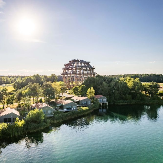 Steinberger See mit Erlebnisholzkugel