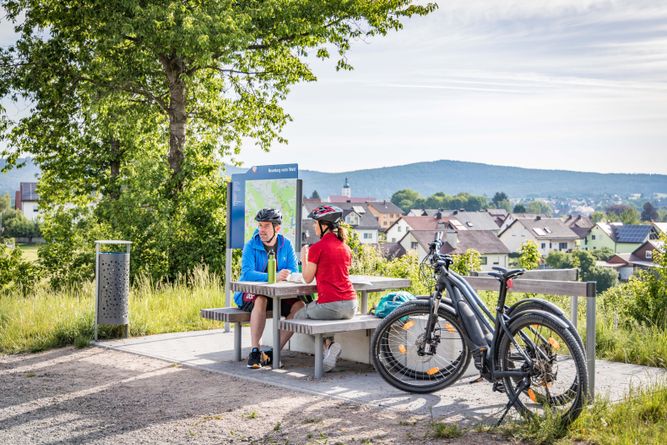 Pause am Regen-Schwarzach-Radweg bei Neunburg vorm Wald