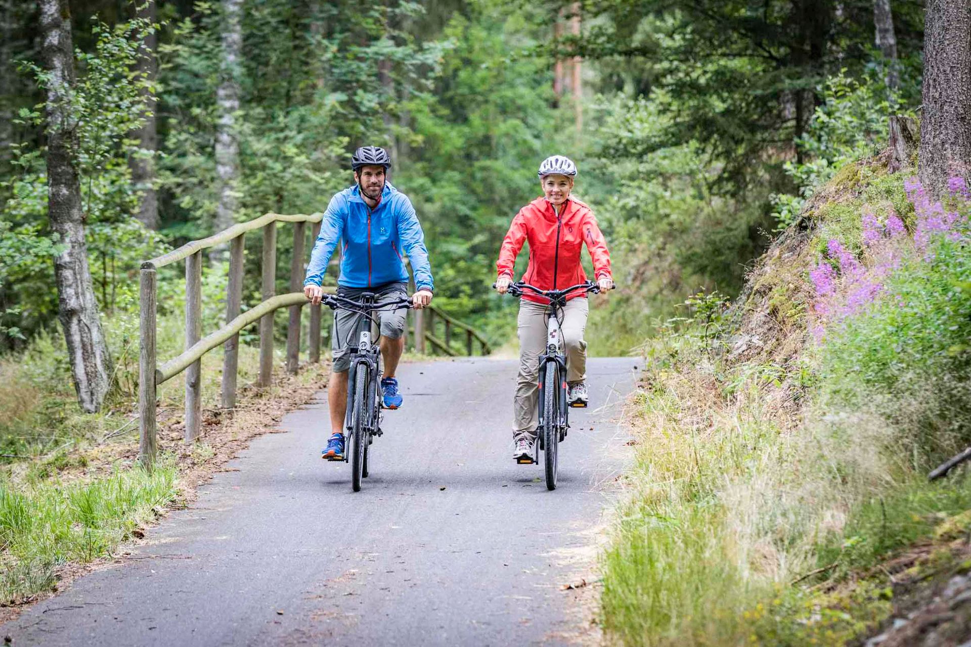 Radler am Fichtelnaab-Radweg