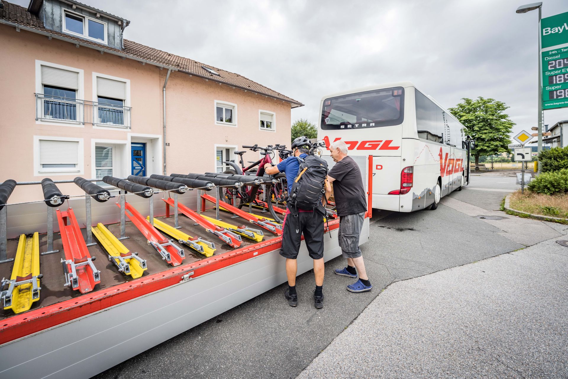 Beladen des Radlerbusses in Nabburg