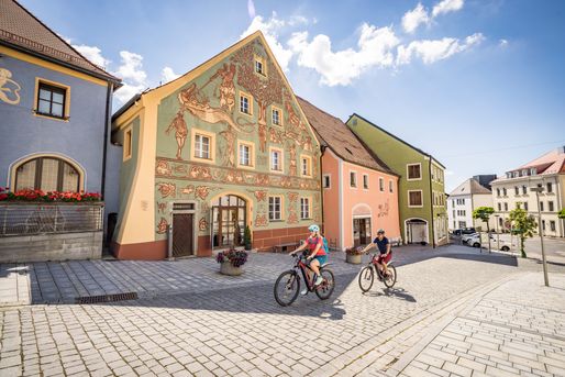 Radler in der historischen Altstadt von Nabburg