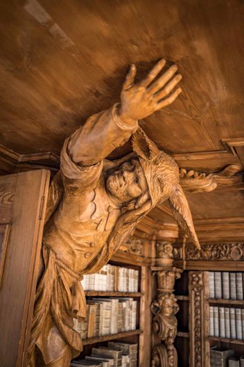 Geschnitzte, lebensgroße Holzfiguren von Karl Stilp in der Stiftsbibliothek Waldsassen