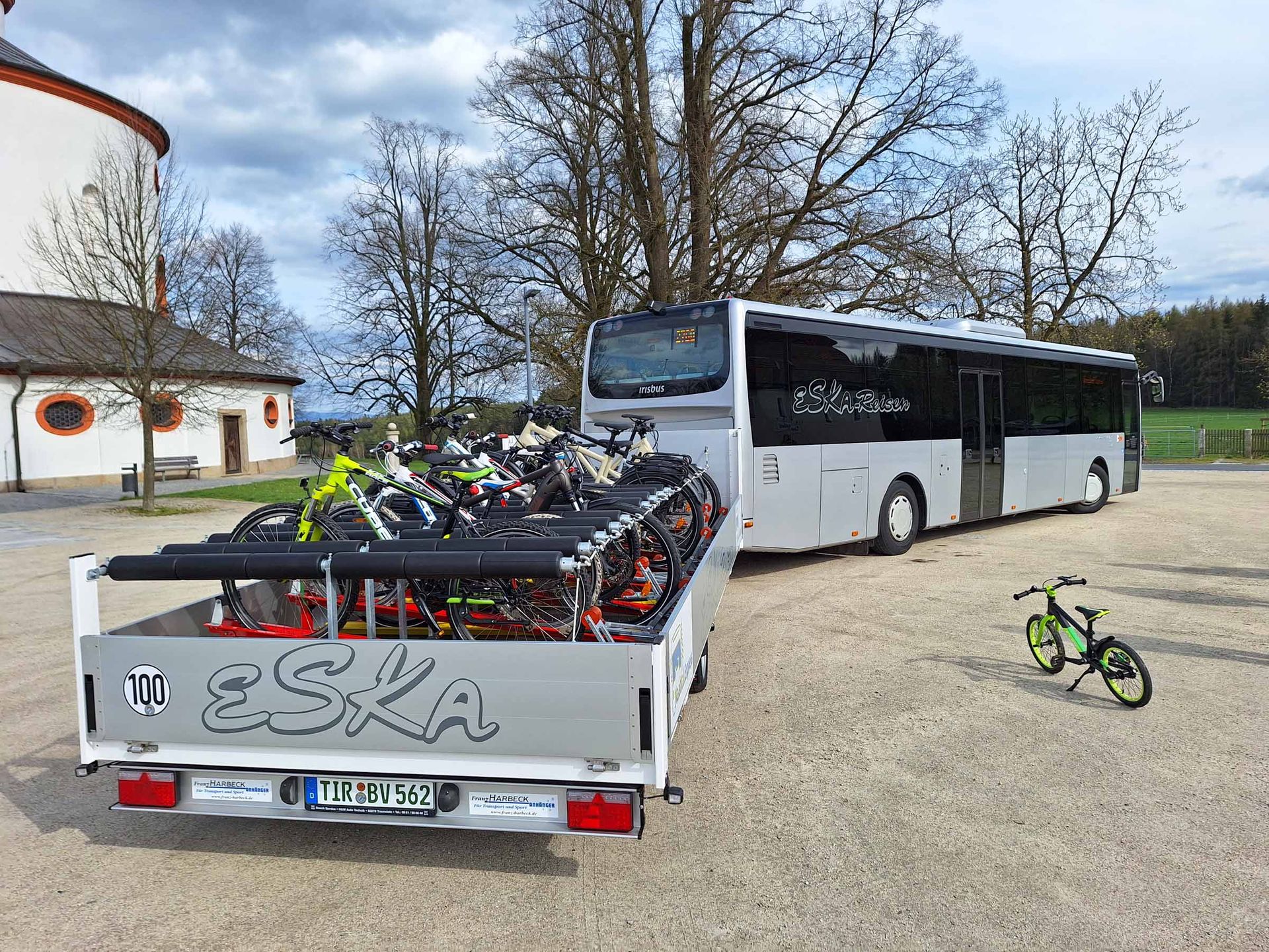 Radlerbus mit Radanhänger