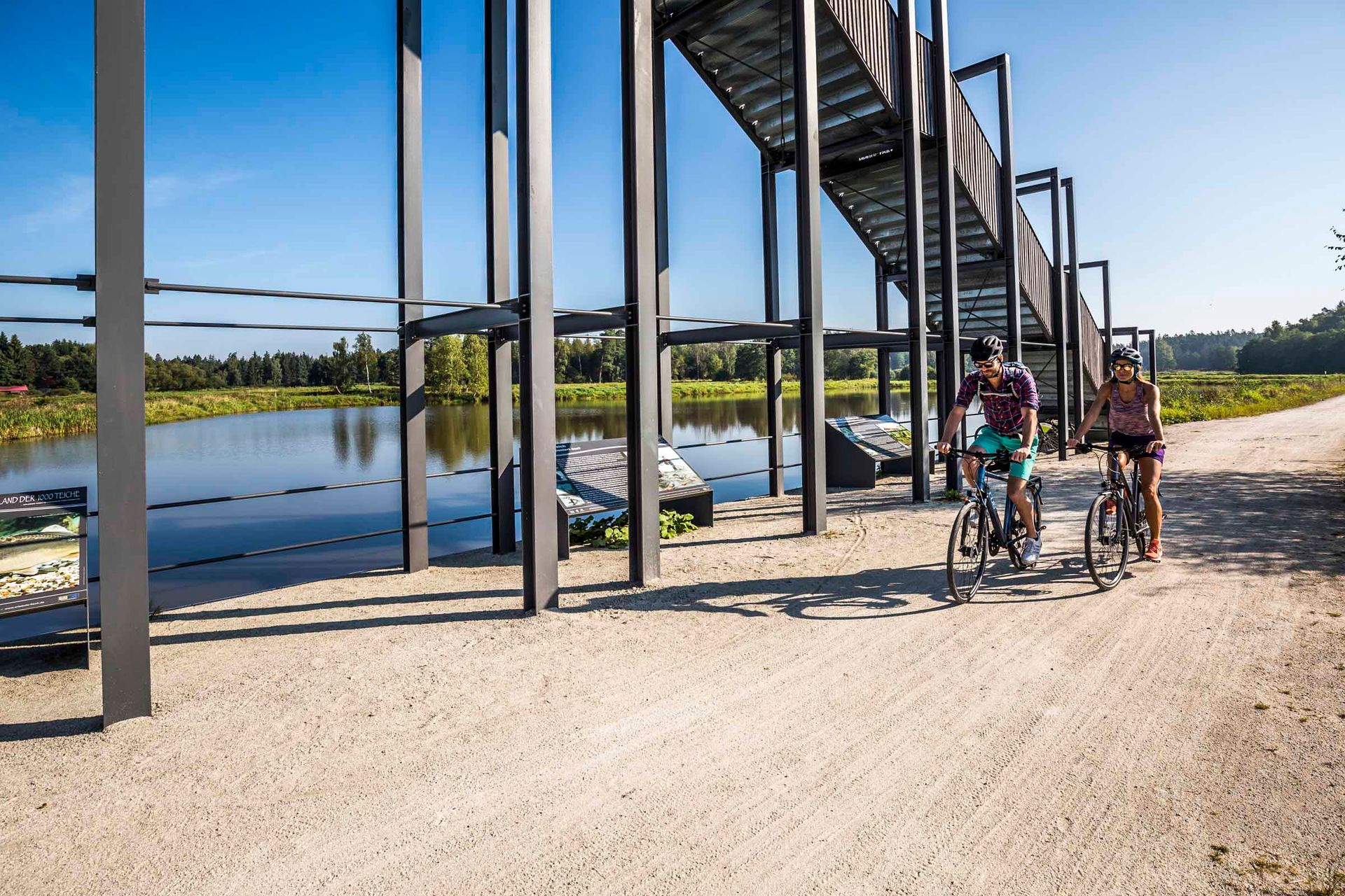 Radeln auf dem Vizinalbahn-Radweg vorbei an der Himmelsleiter