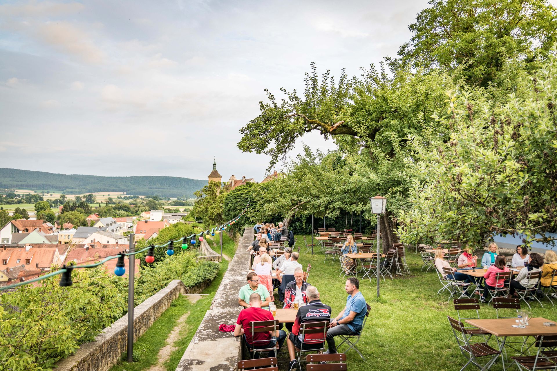 Im Biergarten mit wundervollem Ausblick entspannen