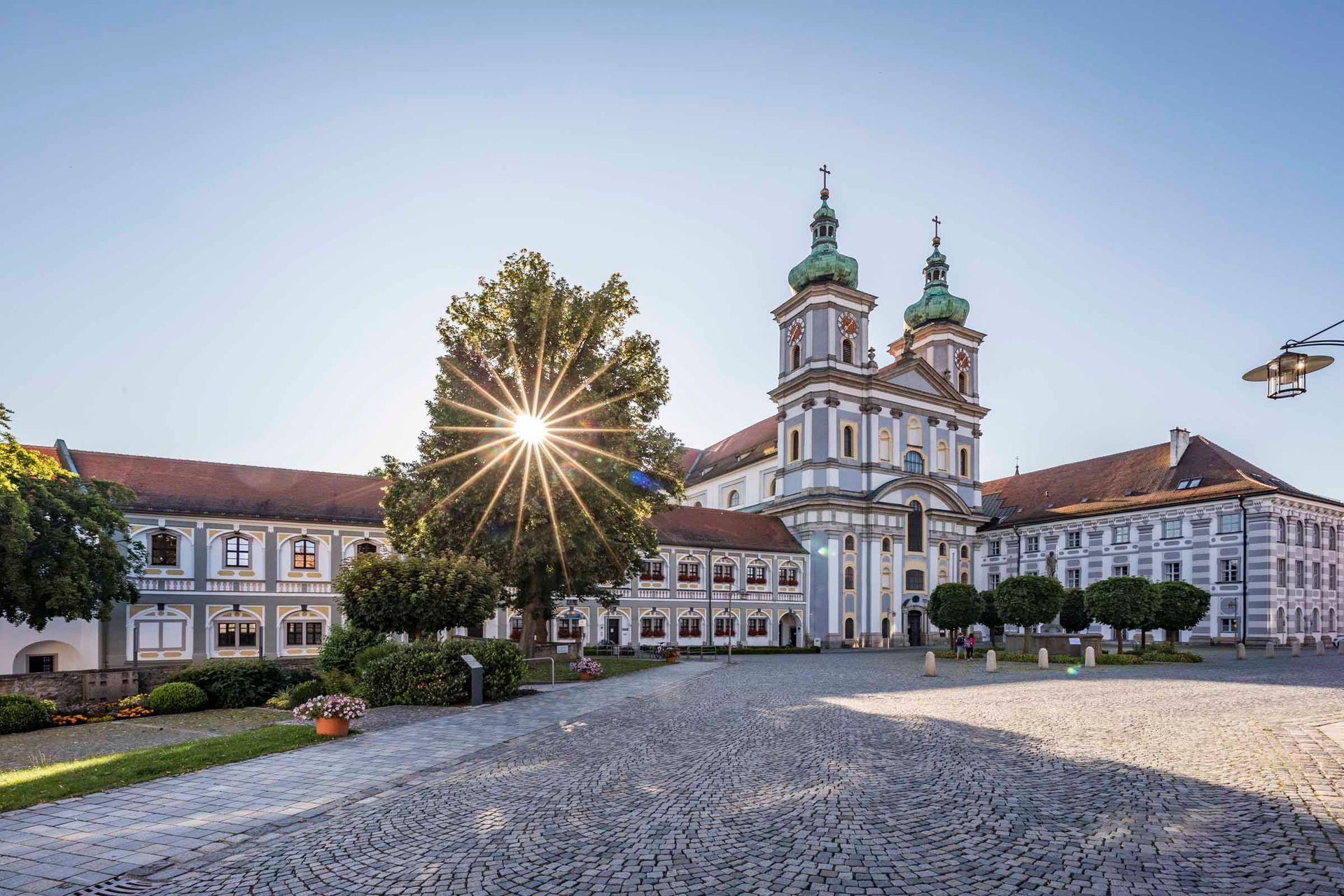 Außenansicht des Klosters Waldsassen mit Stiftsbasilika