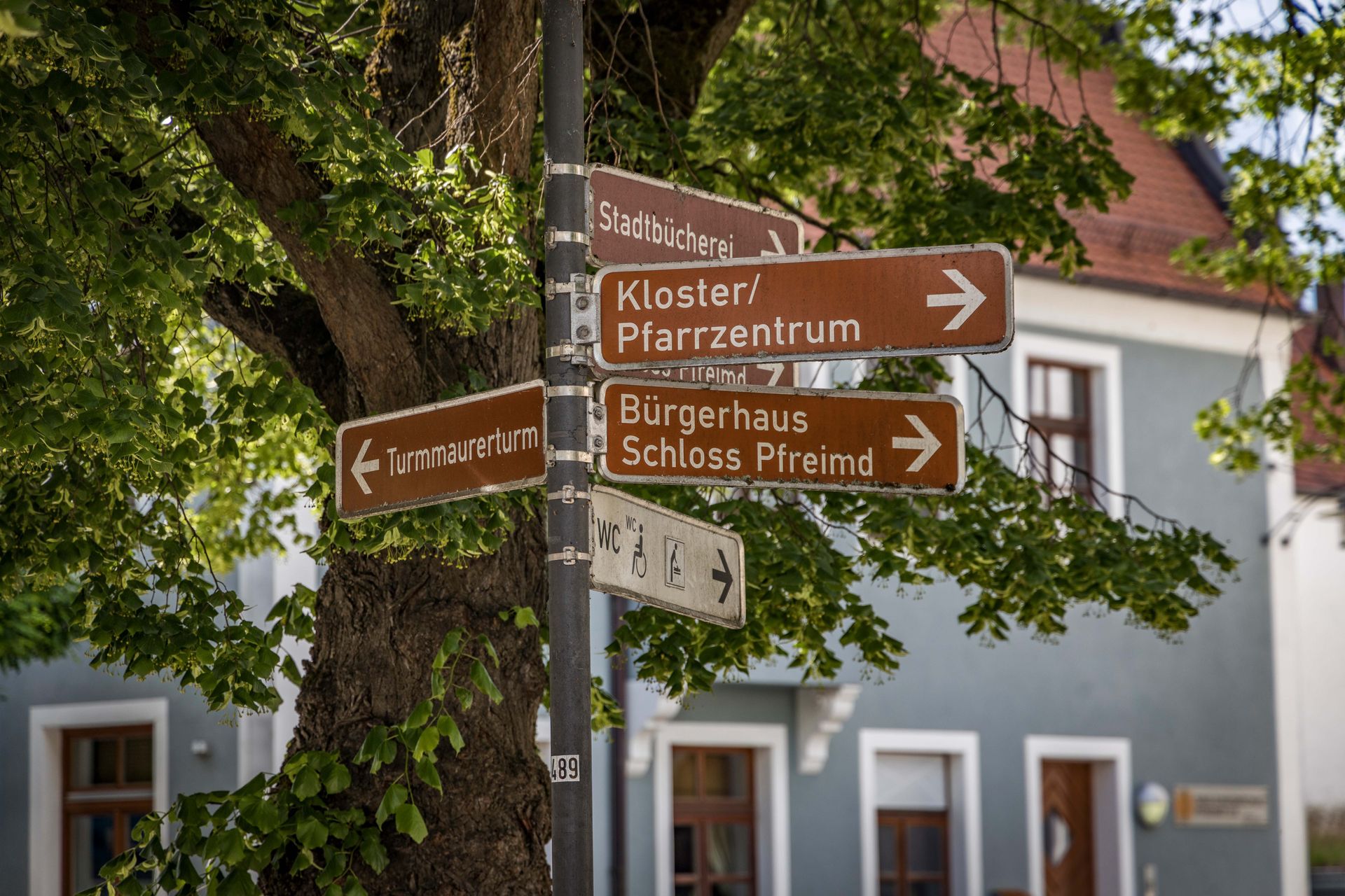 Wegweiser am Marktplatz Pfreimd