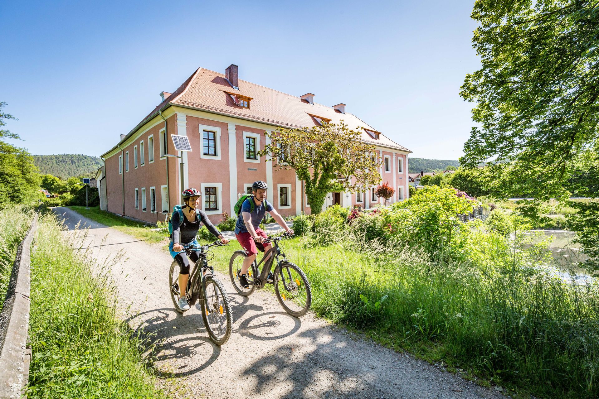 Radler in Kröblitz am Schwarzachtal-Radweg