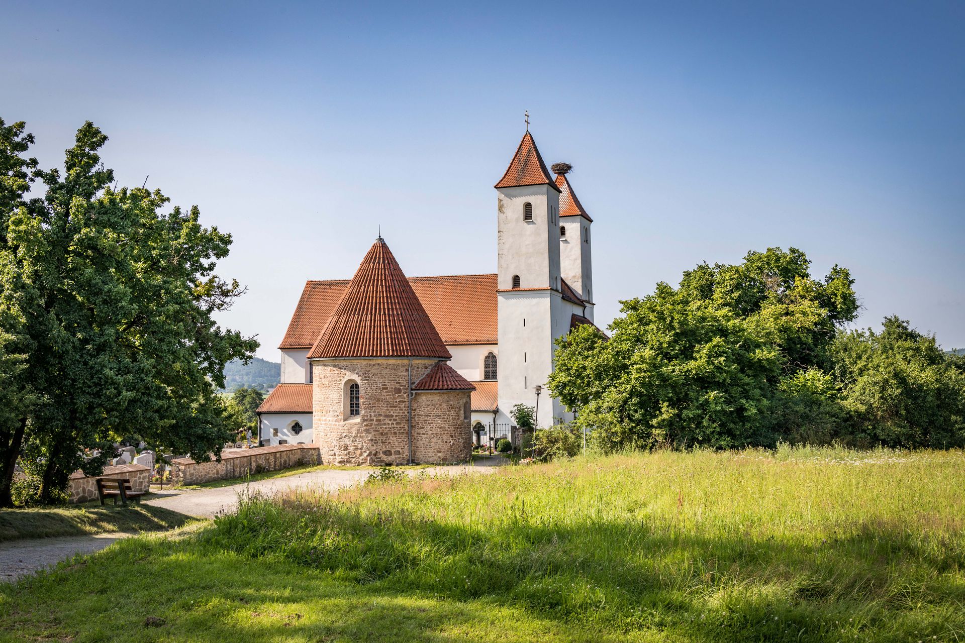 Die romanische Kirche St. Peter und Paul in Perschen