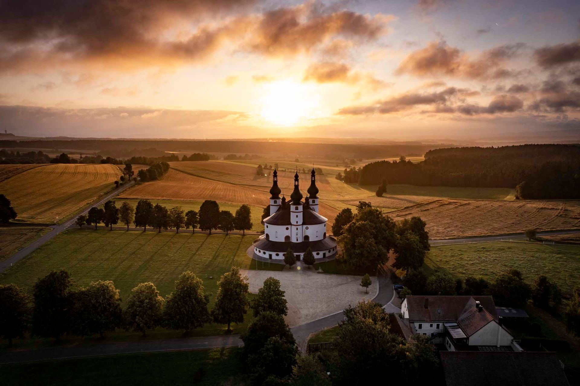 Drohnenaufnahme Dreifaltigkeitskirche Kappl bei Sonnenaufgang 