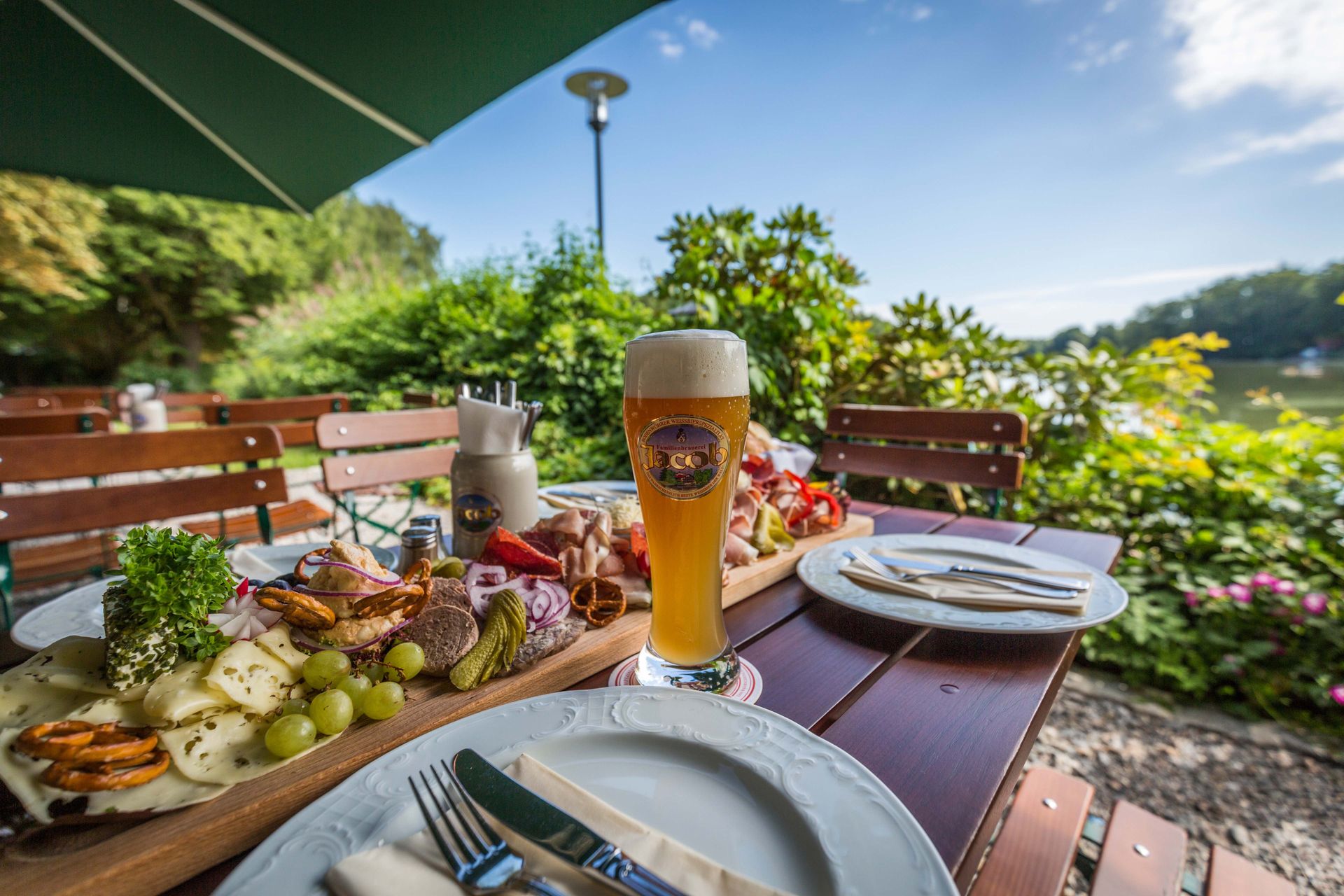 Brotzeit mit Seeblick in Bodenwöhr