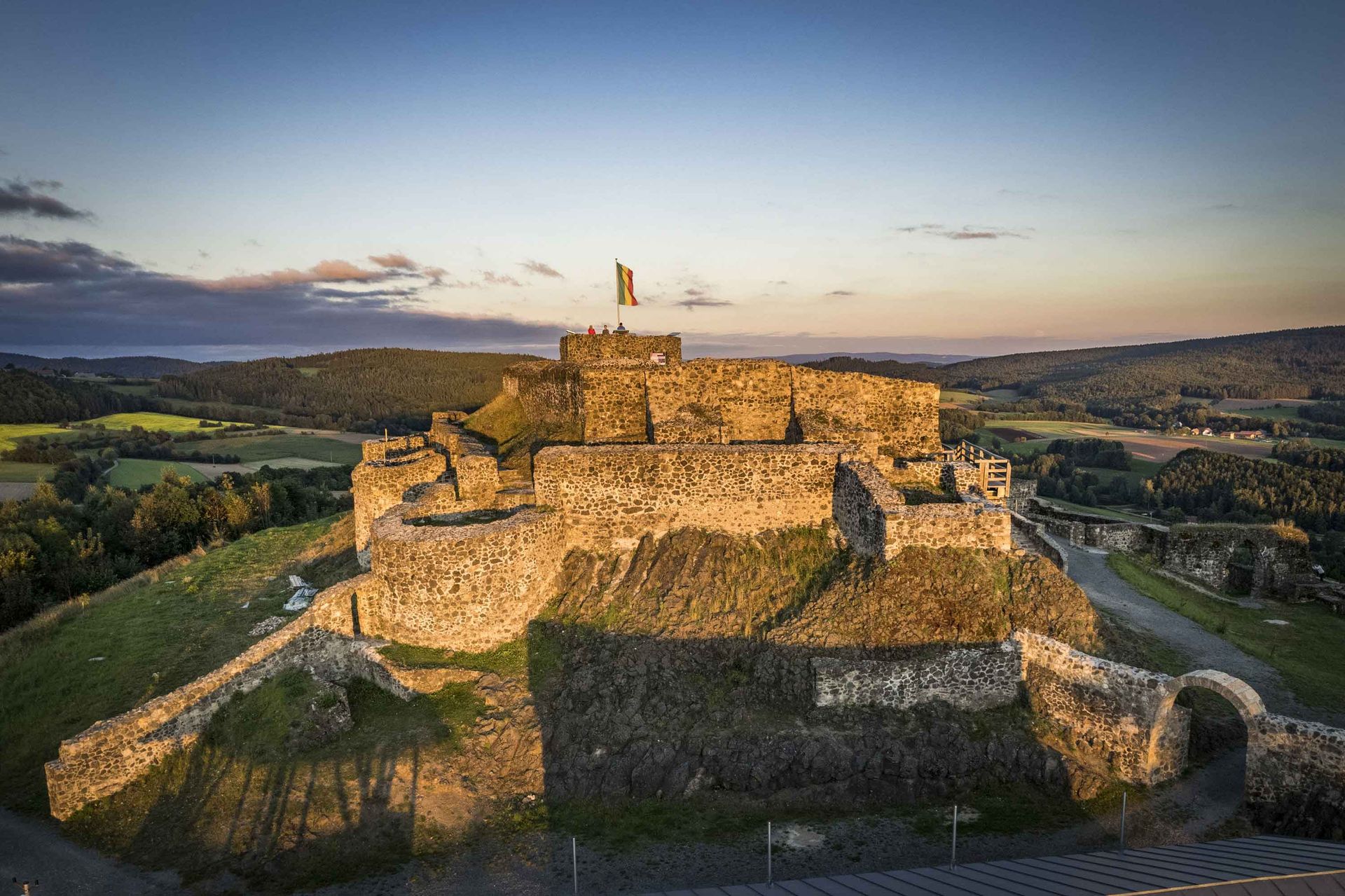 Imposante Burgruine im Sonnenuntergang