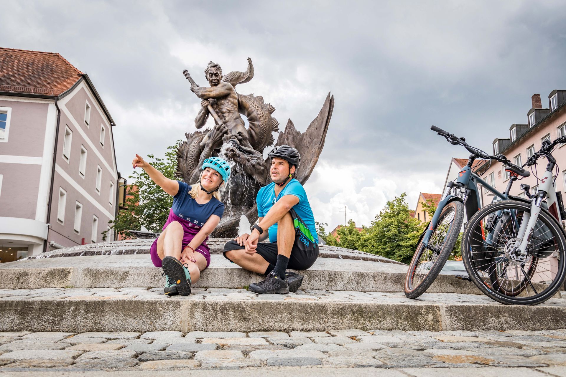 Radlerpause am Stadtbrunnen in Burglengenfeld