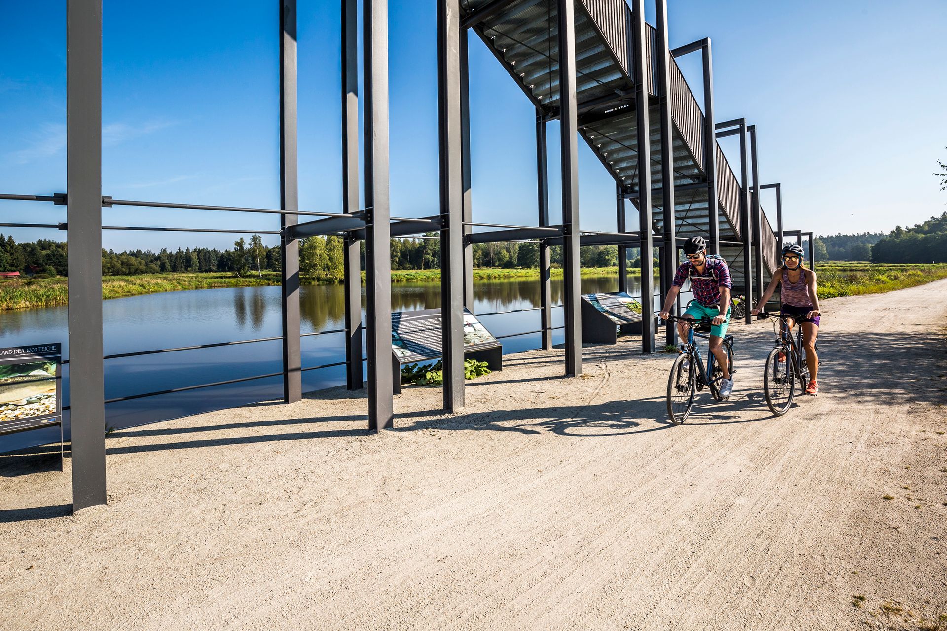 Radler an der Himmelsleiter im Land der tausend Teiche