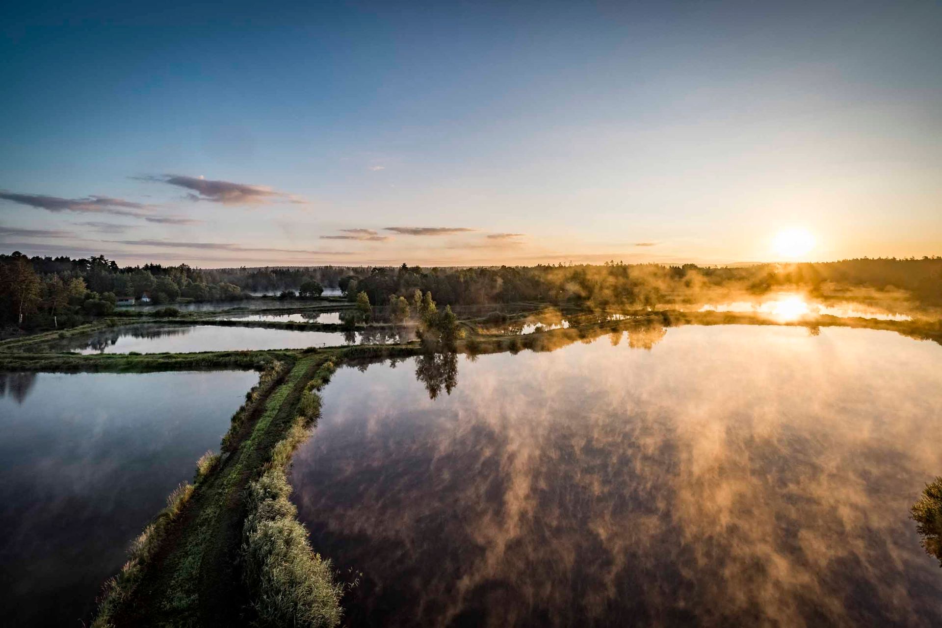 Das Land der Tausend Teiche bei Sonnenaufgang